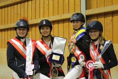 BLMM Junioren-Sieger Prunnehof 1 Magdalena Piplits,  Jasmin Kupferschmidt, Melissa Mareich, Lisa Forst. 2. Platz Prunnehof 2 Clara Payan, Rebecca Tesch, Sarah Porst